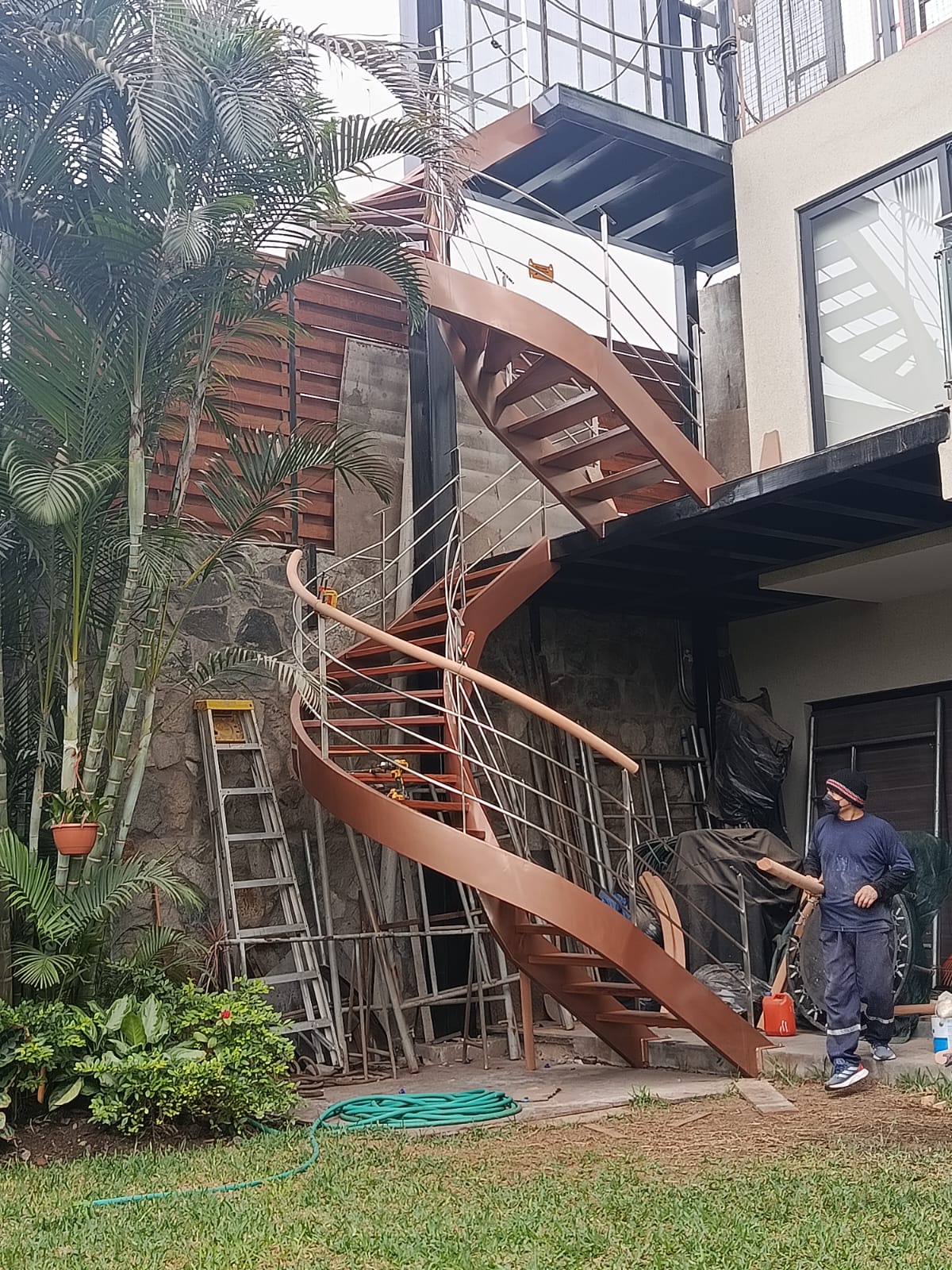 Ingeniero en campo supervisando encofrado